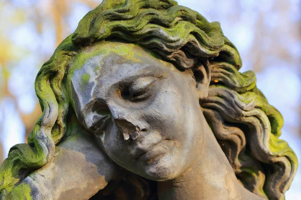Каменная девочка на могиле со старого кладбища, Чехия — стоковое фото