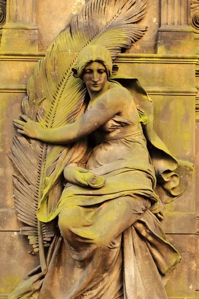 Chica de piedra en la tumba del antiguo cementerio de Praga, República Checa — Foto de Stock