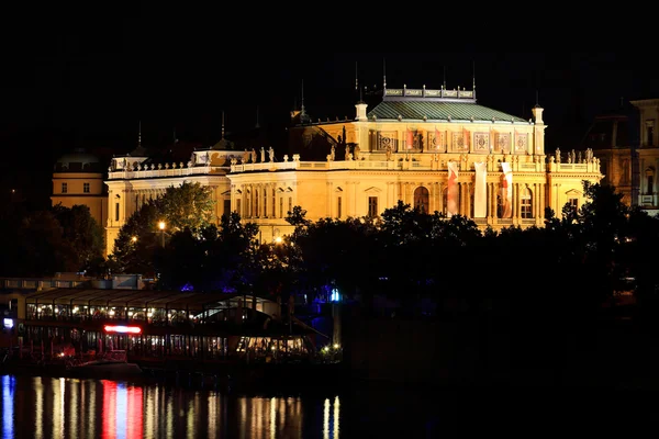 La nuit Vue sur Prague Vieille ville lumineuse au-dessus de la rivière Vltava, République tchèque — Photo