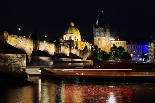 Ночной вид на яркий старый город над рекой Влтавой, Чехия — стоковое фото