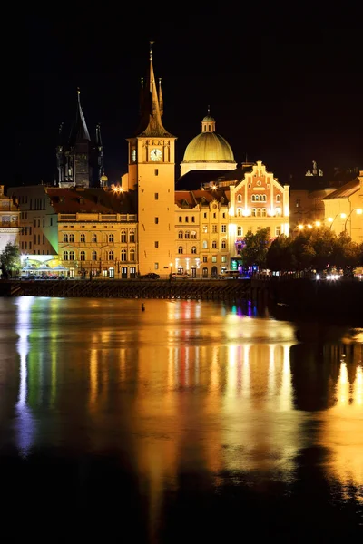 Noční pohled na světlé Praha Staré město nad řeky Vltavy, Česká republika — Stock fotografie