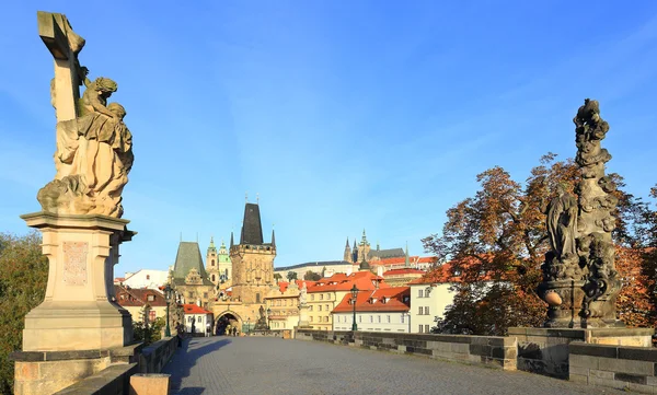 Prager Nikolaikathedrale mit Schloss von der Karlsbrücke — Stockfoto