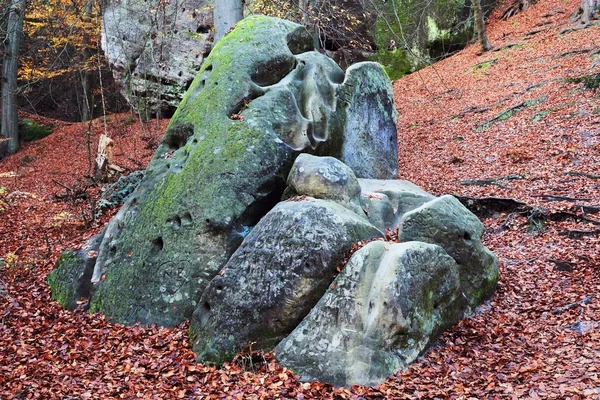 Paisagem de outono com pedras de arenito em Bohemian Paradise, República Checa — Fotografia de Stock