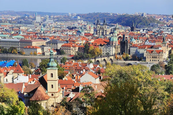 Bunte herbstgotische Prager Stadt, Tschechische Republik — Stockfoto