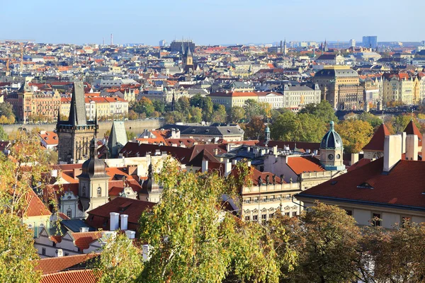 Kleurrijke herfst gotische stad Praag, Tsjechië — Stockfoto