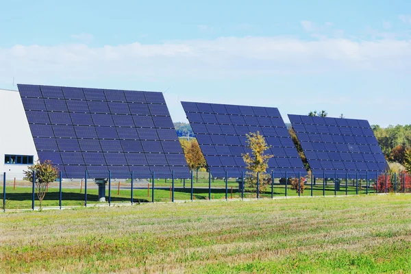 Solarkraftwerk in der sommerlichen Natur — Stockfoto