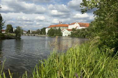 Renkli ortaçağ şehir Pisek yukarıda nehrin Otava, Çek Cumhuriyeti
