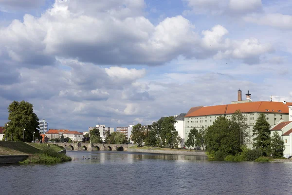 Färgstarka medeltida staden Písek ovanför floden Otava, Tjeckien — Stockfoto