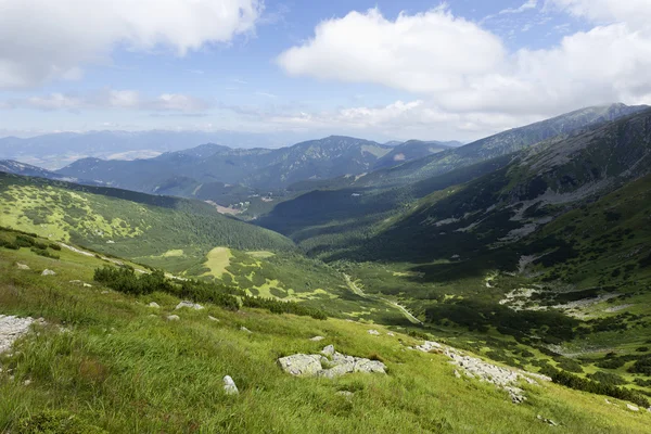 Vista colorida desde las montañas de verano Eslovaquia Baja Tatras —  Fotos de Stock