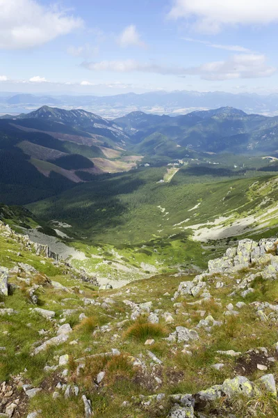 Vista colorida desde las montañas de verano Eslovaquia Baja Tatras —  Fotos de Stock