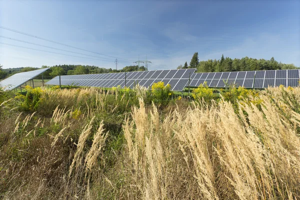 Central Solar en el prado de verano — Foto de Stock