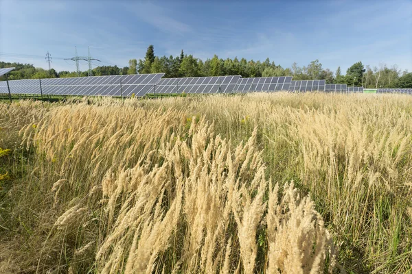 Central Solar en el prado de verano — Foto de Stock