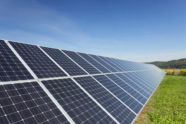 夏の牧草地への太陽光発電所 — ストック写真