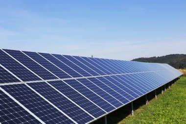 Yaz doğa güneş güç istasyonu