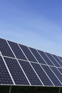 Yaz doğa güneş güç istasyonu