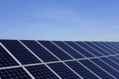 Yaz doğa güneş güç istasyonu