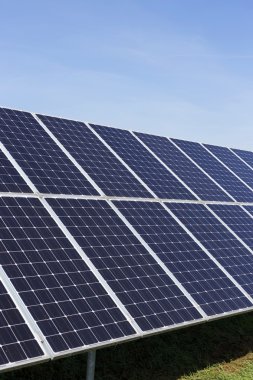 Yaz doğa güneş güç istasyonu