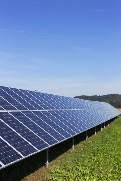 Solkraftverk i sommar natur — Stockfoto