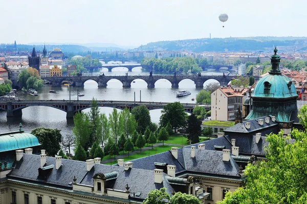 Färgglada Prague City med dess broar, Tjeckien — Stockfoto