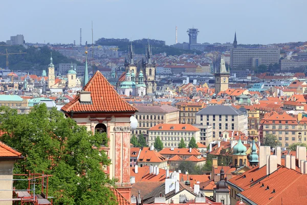 Vista sulla primavera Città di Praga con la natura verde, Repubblica Ceca — Foto Stock