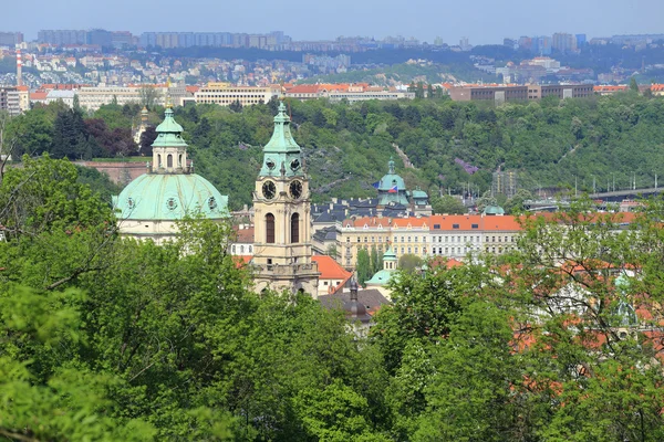 Vista sobre a primavera Praga Cidade com o verde Natureza, República Checa — Fotografia de Stock