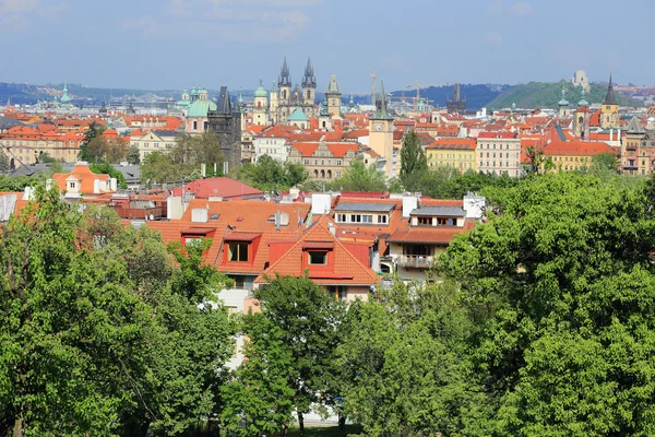 Vista sulla primavera Città di Praga con la natura verde, Repubblica Ceca — Foto Stock