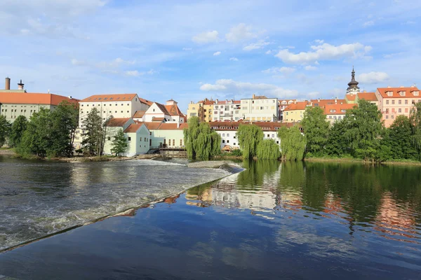 Colorida ciudad medieval Pisek sobre el río Otava, República Checa — Foto de Stock