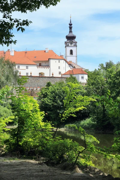 Πολύχρωμο μεσαιωνική πόλη Pisek πάνω από τον ποταμό Otava, Δημοκρατία της Τσεχίας — Φωτογραφία Αρχείου