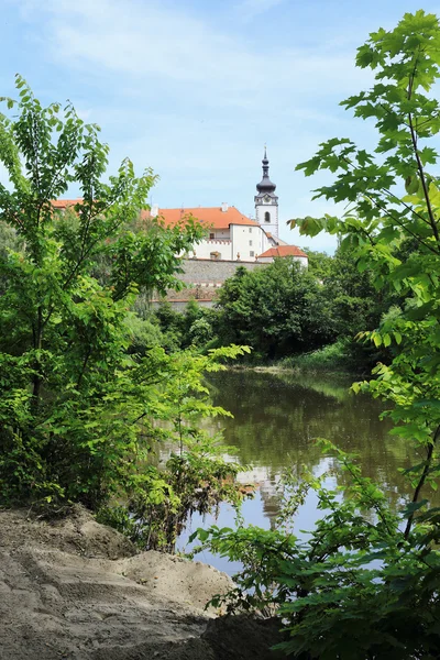 Bunte mittelalterliche Stadt Pisek oberhalb des Flusses Otawa, Tschechische Republik — Stockfoto