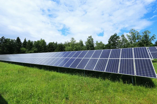 Detail des Solarkraftwerks auf der grünen Wiese — Stockfoto