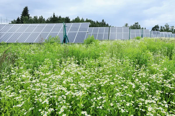 Detalle de la central solar en el prado verde — Foto de Stock