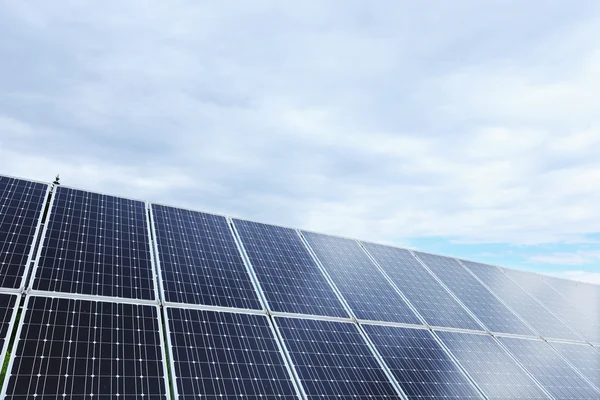 Detail ze solární elektrárny na zelené louce — Stock fotografie
