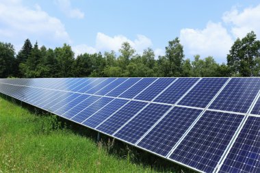 Ayrıntı, Solar Power Station yeşil çayır üzerinde