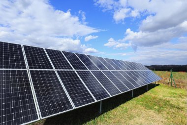 Ayrıntı, Solar Power Station yeşil çayır üzerinde