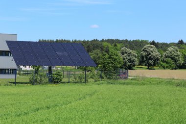 Ayrıntı, Solar Power Station yeşil çayır üzerinde