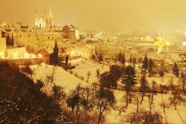 Gece karlı Prague City ile Gotik Castle, Çek Cumhuriyeti