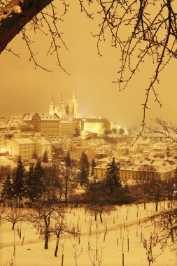 Gece karlı Prague City ile Gotik Castle, Çek Cumhuriyeti