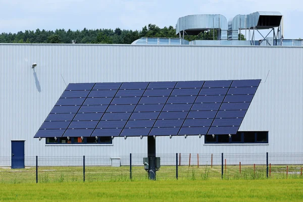 Detalj av solkraftverk på den gröna ängen — Stockfoto