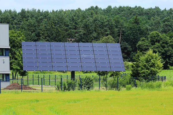 Detalhe da Central de Energia Solar no prado verde — Fotografia de Stock