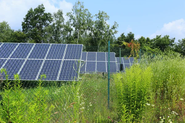 Detal z Solar Power Station na zielony łąka — Zdjęcie stockowe