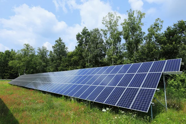Ayrıntı, Solar Power Station yeşil çayır üzerinde — Stok fotoğraf