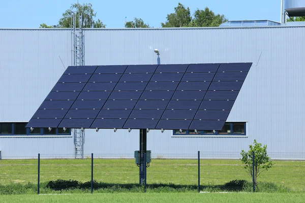 Detalj av solkraftverk på den gröna ängen — Stockfoto