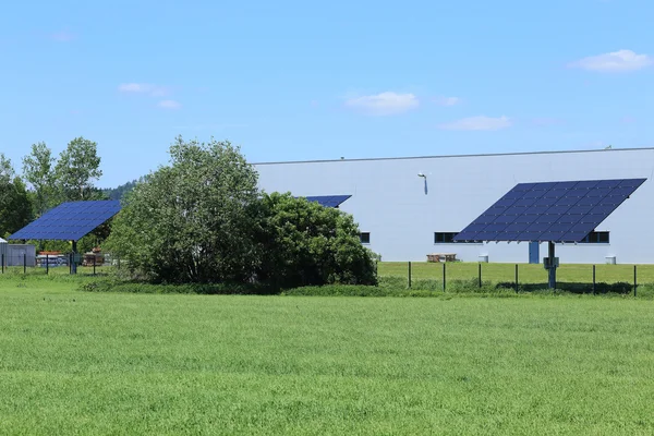 Detalhe da Central de Energia Solar no prado verde — Fotografia de Stock