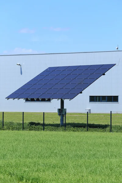 Detalhe da Central de Energia Solar no prado verde — Fotografia de Stock