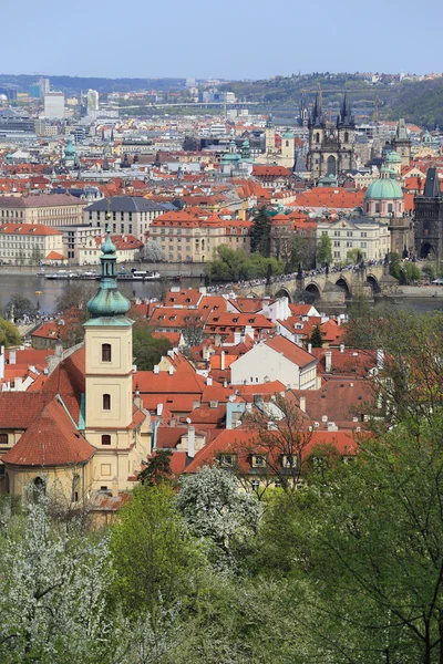 Vista sobre a primavera Praga Cidade com o verde Natureza, República Checa — Fotografia de Stock