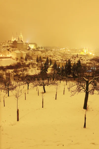 Natt snöiga Prague City med gotiska slott, Tjeckien — Stockfoto