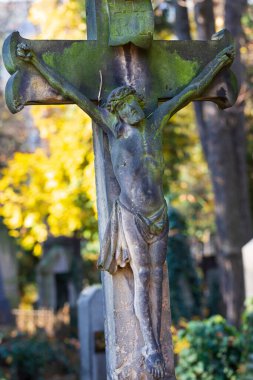 Çek Cumhuriyeti 'ndeki eski Prag Mezarlığı' nın Sonbahar Gizemi Üzerine Tarihi Heykel 