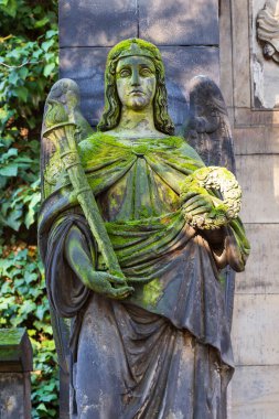 Çek Cumhuriyeti 'ndeki eski Prag Mezarlığı' nın Sonbahar Gizemi Üzerine Tarihi Heykel 