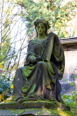 Çek Cumhuriyeti 'ndeki eski Prag Mezarlığı' nın Sonbahar Gizemi Üzerine Tarihi Heykel 