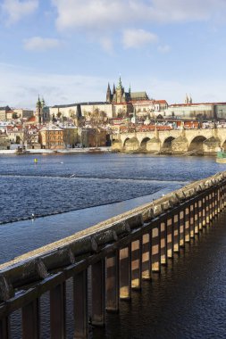Çek Cumhuriyeti 'nde Gotik Şatosu olan Karlı Prag Küçük Kasabası